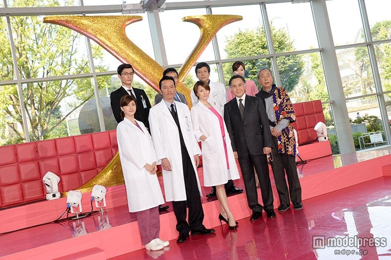 （前列左から）内田有紀、遠藤憲一、米倉涼子、北大路欣也、岸部一徳（後列左から）庄野崎謙、渡辺いっけい、勝村政信、内藤理沙