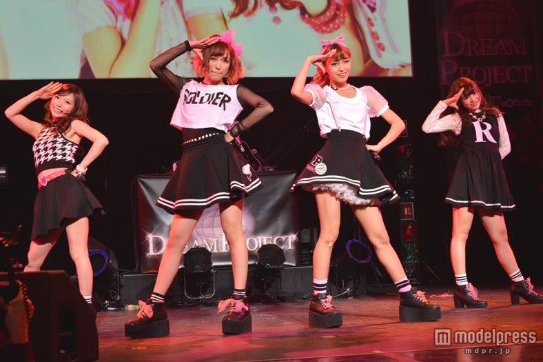 ギャルモデルからイメチェンの清純派アイドル、ミニスカで美脚披露　2300人が熱狂