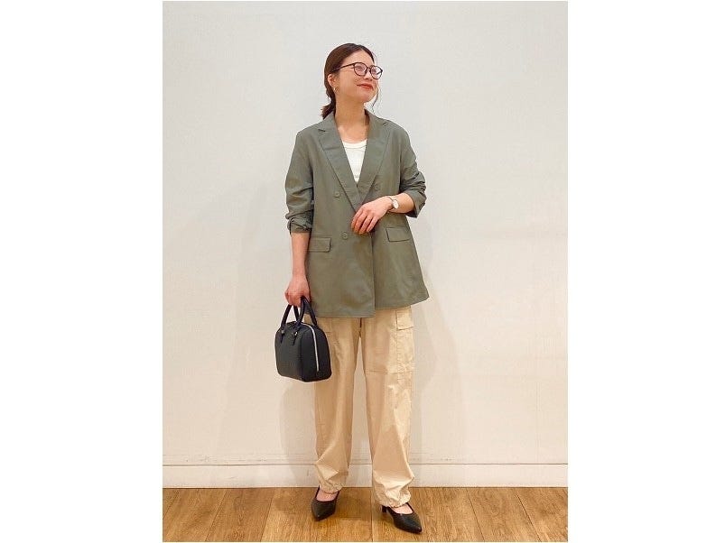 さらっと羽織れる堅すぎないジャケットは大人のデイリーコーデに重宝します 出典:StyleHint