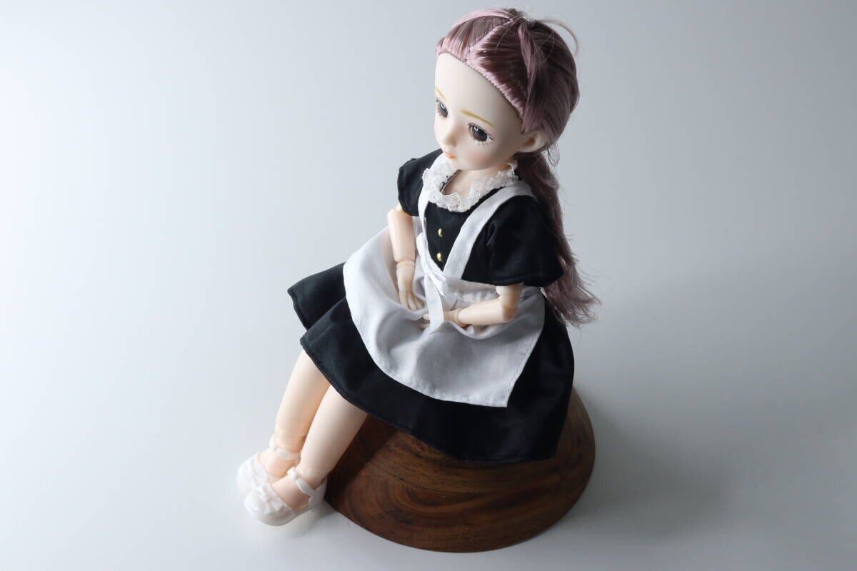 リンちゃんドールが木製台座に座りポーズをとっている