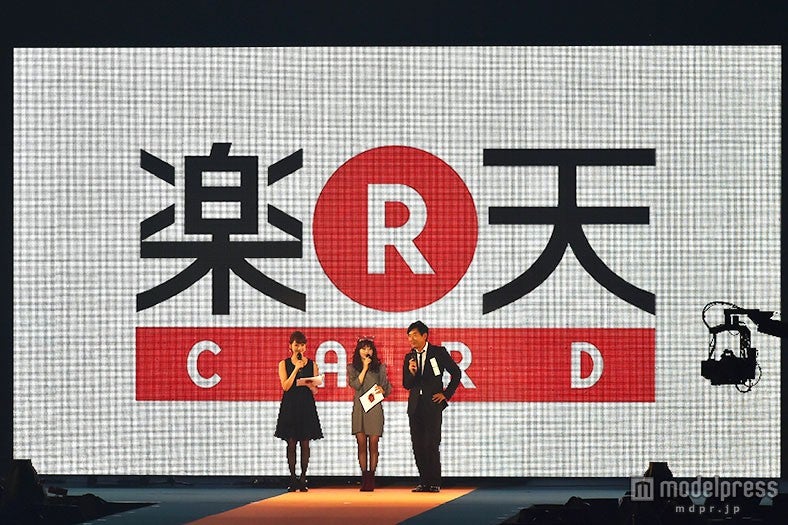 「楽天カード」のステージに登場した石田純一と桃瀬美咲