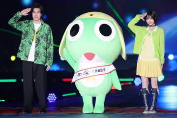 “そしあの”が抜群掛け合いでランウェイ登場 ケロロ軍曹とのトリオに、あの「昔から大好き」粗品「緊張しています」