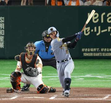 阪神・坂本が値千金の逆転2ラン プロ初勝利を目指す下村を強力援護