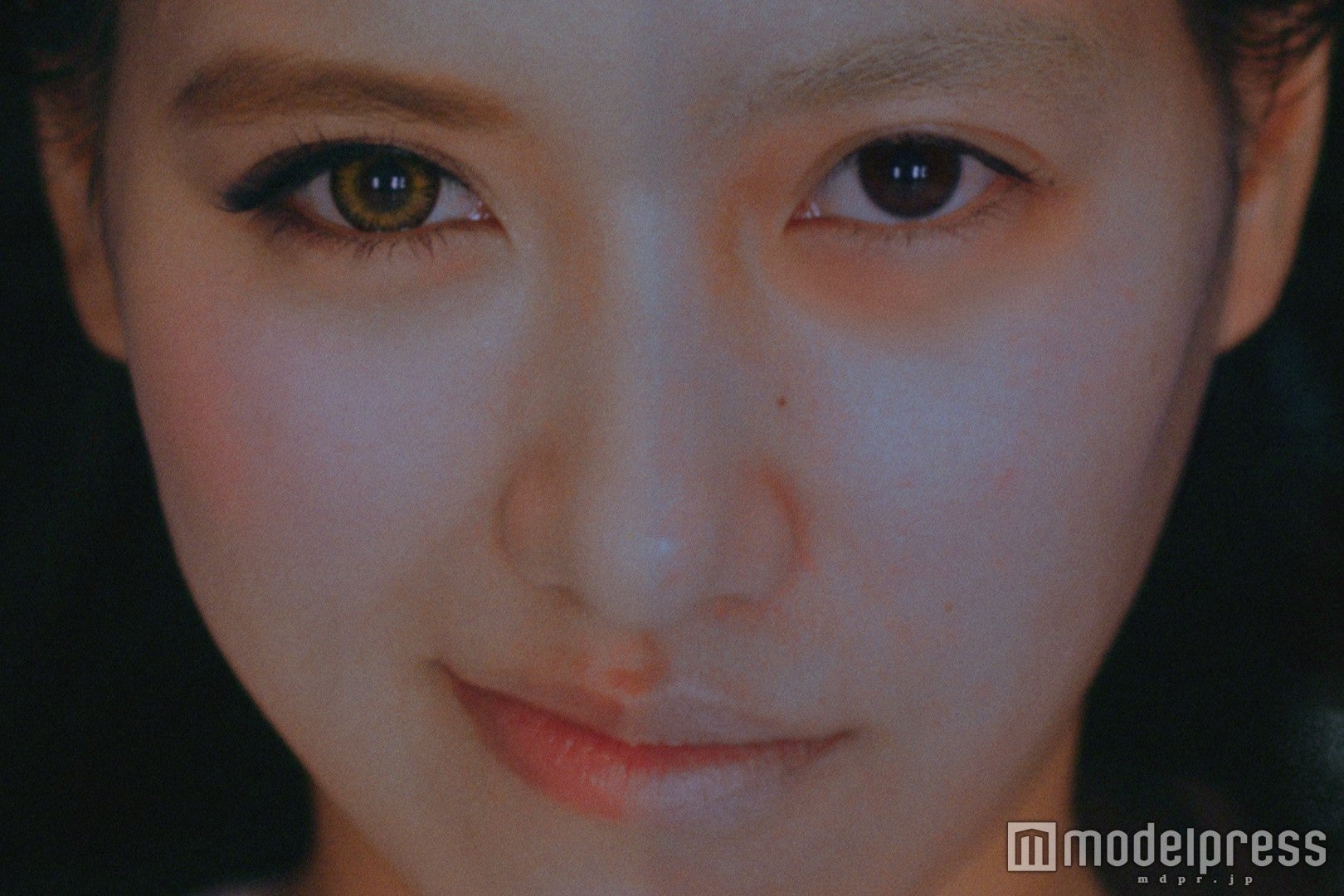 越川真美、高速“半顔”メイク＆すっぴん披露