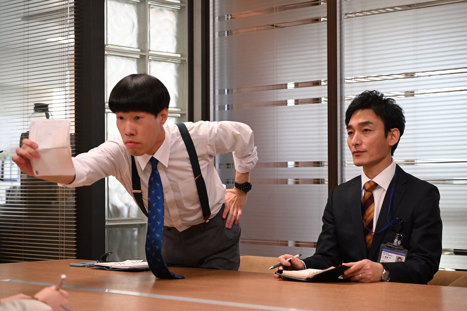 坂口涼太郎、草なぎ剛 「罠の戦争」第5話より（C）カンテレ