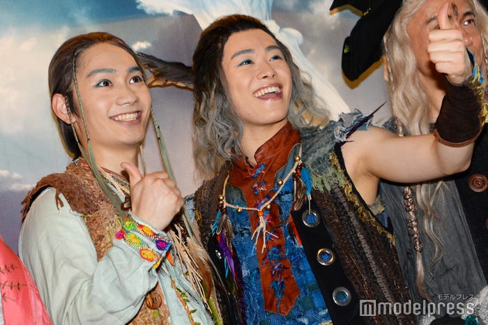 「イェーイ!」と元気よくポーズをとる(左から)藤原丈一郎、大橋和也(C)モデルプレス