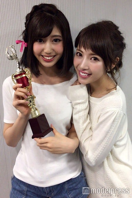 グランプリに輝いた阿部なつきさん、舟山久美子(画像提供:ヴィズミック)