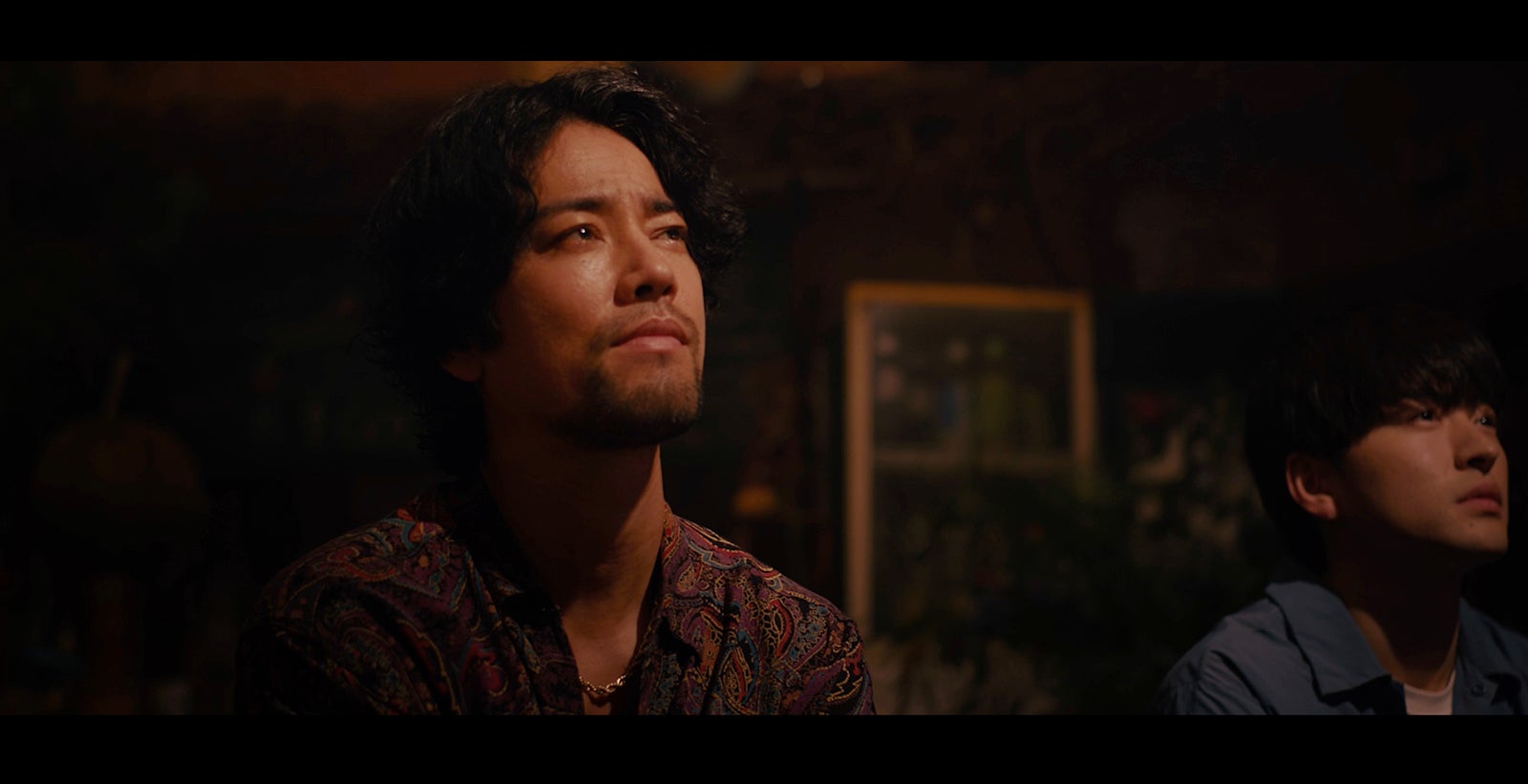 桐谷健太、佐野玲於「ルリモハリモ」MVより（提供写真）