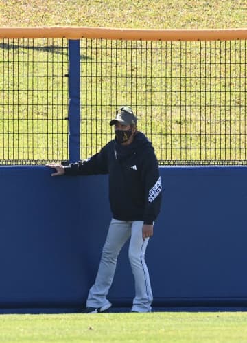 日本ハム 新庄剛志監督が北谷球場のラバーフェンスをチェック 昨年の激突アクシデントで異例の改修訴え→試合前練習で確認