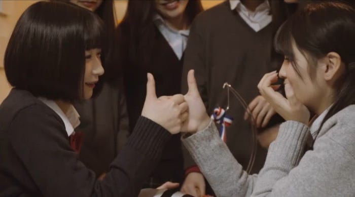 試合は指相撲に/「女子高生ミスコンFINALIST~ハレトキドキJK~」より(提供画像)