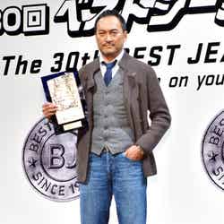 第30回「ベストジーニスト2013」の「協議会選出部門 特別賞」を受賞した渡辺謙