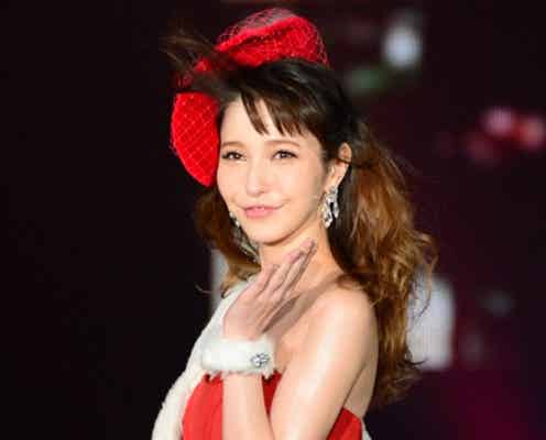 藤井リナの美脚と投げキッスに3万人釘付け ミニドレスでウォーキング