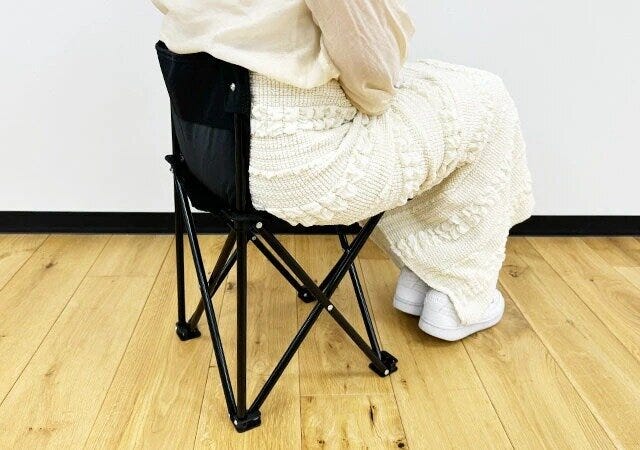 ダイソーのコンパクトな折りたたみアウトドアチェア（収納袋付、背もたれ付）