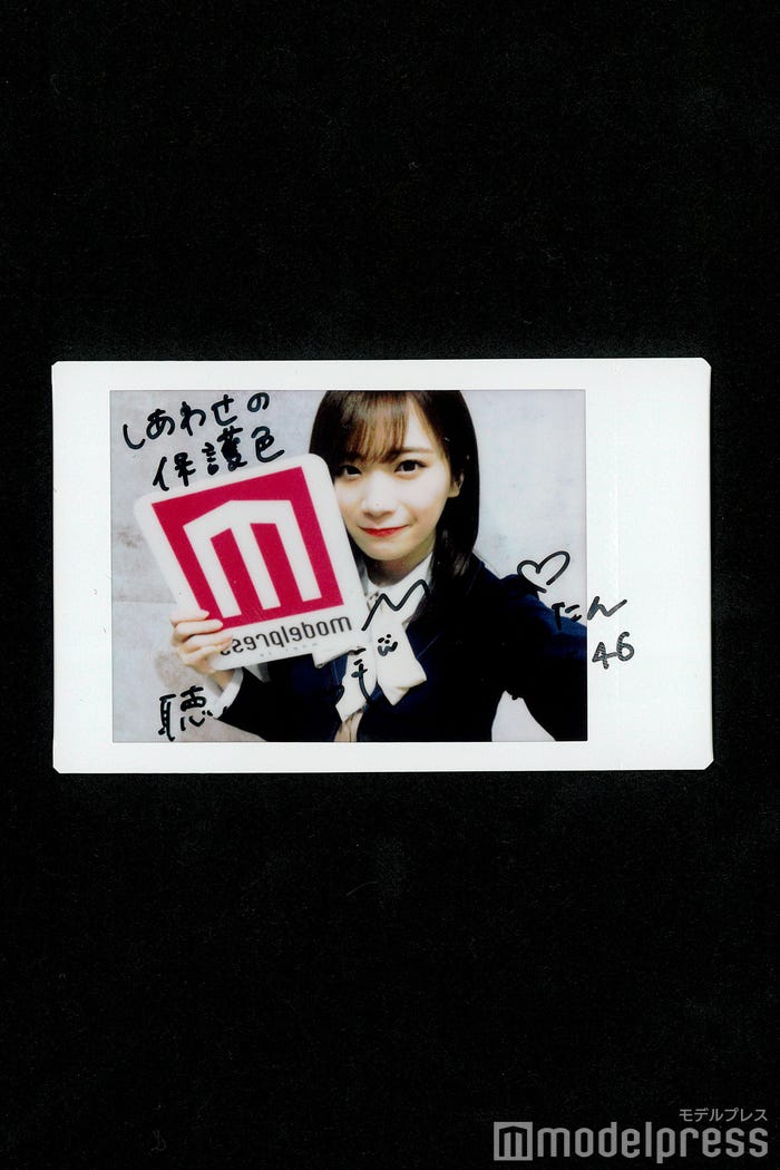 秋元真夏、サイン入りチェキプレゼント (C)モデルプレス