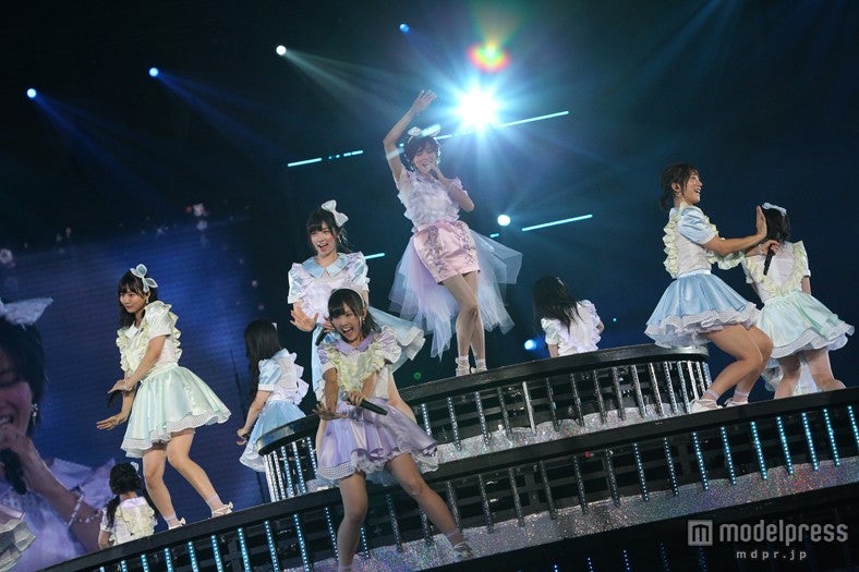 ライブの様子（C）AKS