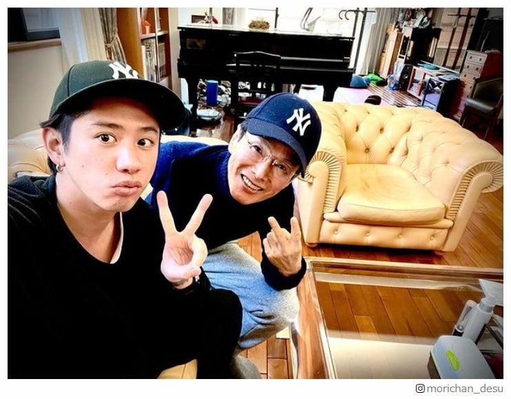 森進一、誕生日迎え息子・ワンオクTakaとの2ショット公開「素敵な親子」「お揃いのキャップ可愛い」の声