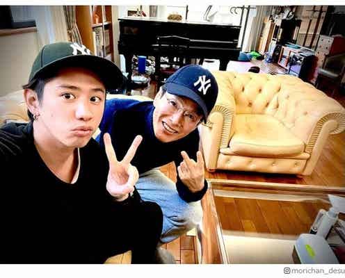 森進一、誕生日迎え息子・ワンオクTakaとの2ショット公開「素敵な親子」「お揃いのキャップ可愛い」の声