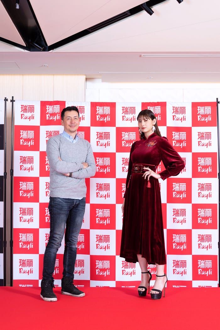 (右) アンジェラ芽衣(C)瑞麗