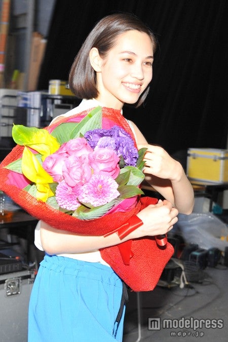 水原希子／ICEカップヌードル新CM「氷入れすぎた」篇メイキングカットより