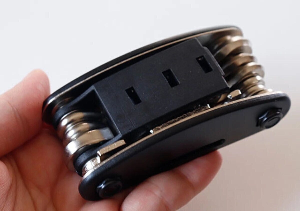 ダイソーの16種折込工具セットを手に持つ様子