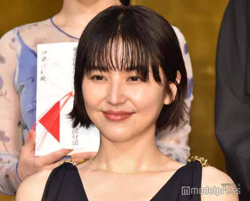 長澤まさみ、胸元ざっくり黒ドレスで登場 撮影の苦労語る「とても難しかった」<第31回 橋田賞>
