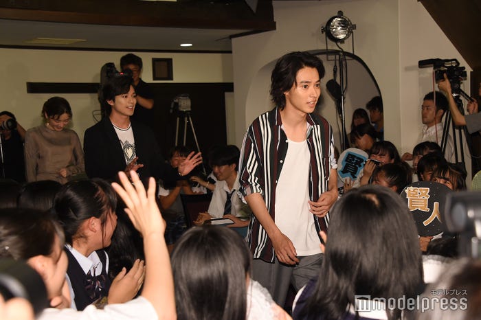 中高生から大歓声を浴びた(右から)山崎賢人、新田真剣佑、永野芽郁(C)モデルプレス