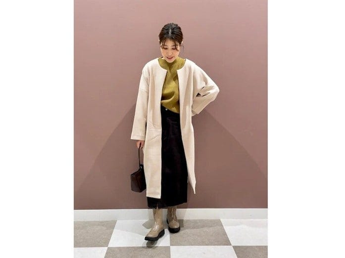 さらっと着られるノーカラーのロングコートは何にでも合わせやすい　出典：WEAR