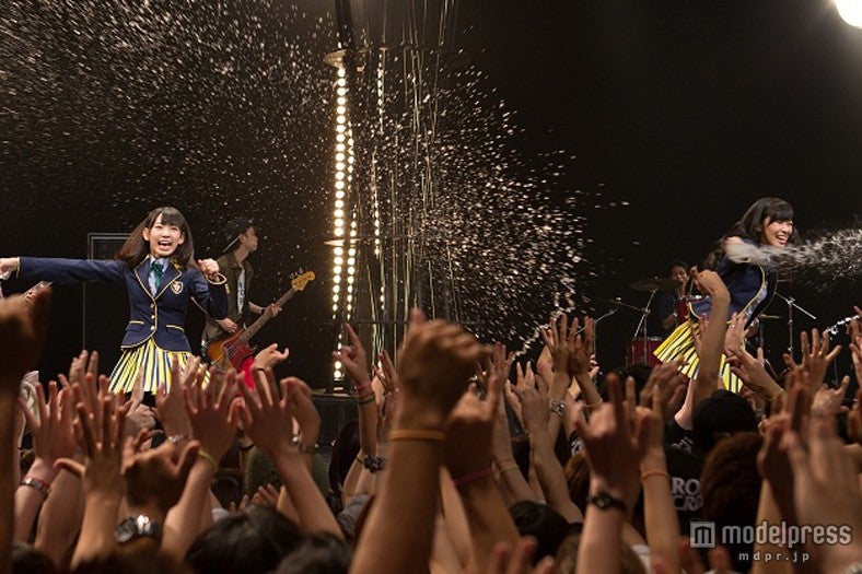 （左より）宮脇咲良、指原莉乃（C）AKS