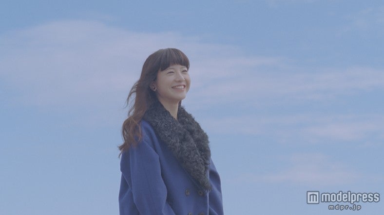 吉高由里子／新CM「恋するレーベル・漁港」篇より