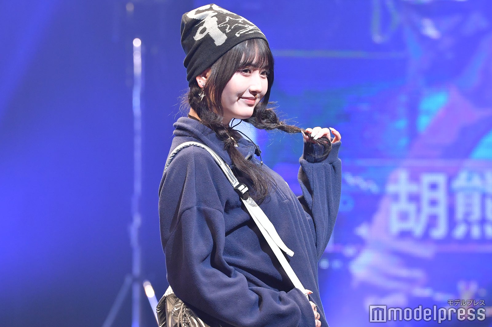 美人クリエイター・胡熊もえ、三つ編みヘアが可愛い ビーニー着こなすカジュアルスタイル＜学生ランウェイ＞