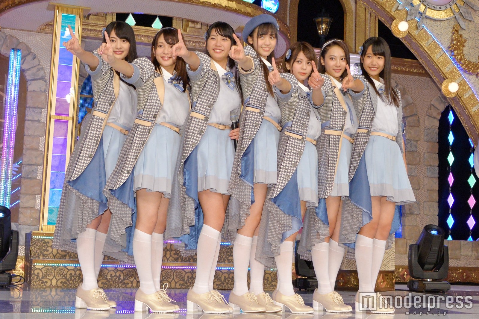 （左から）古賀哉子、長月翠、大石夏摘、阿部菜々実、吉崎綾、安田愛里、鈴木遥夏 （C）モデルプレス