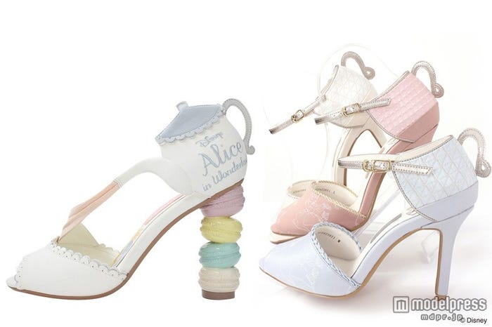 (左)Tea party sandals¥12900(税抜)、(右)Tea cup peep toe sandals¥8900(税抜)/(C)Disney