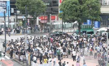 日本戦1時間前から渋谷は人人人！ ユニホーム姿のサポーターらで溢れかえる 交差点には警察車両配置