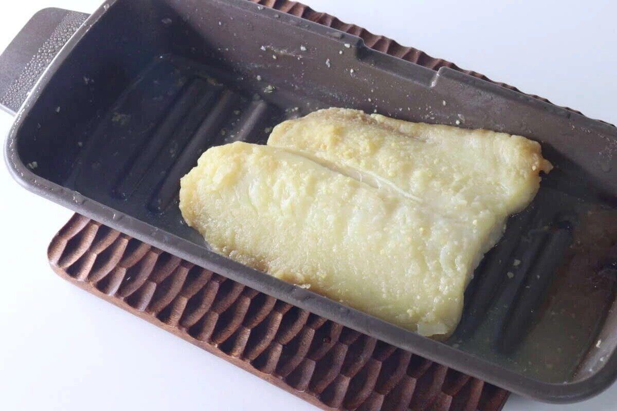 マルチトレーの波型底面に焼かれた魚の切り身が乗っている状態