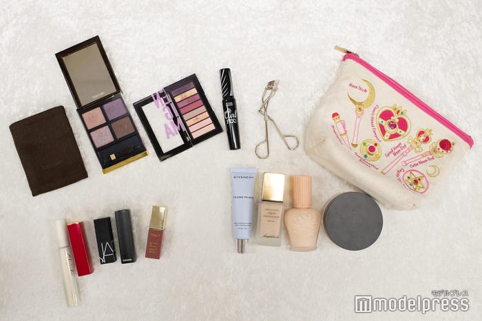 鶴嶋乃愛のコスメポーチ公開 (C)モデルプレス