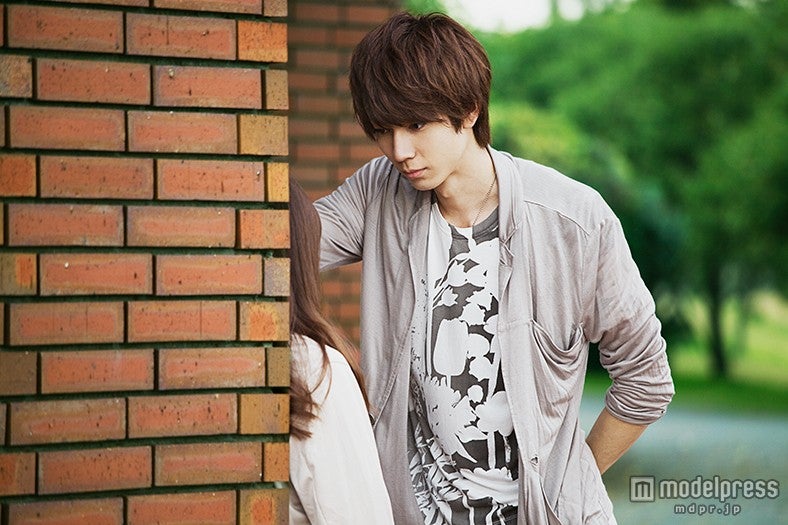 鮎川太陽、“壁ドン”に上半身裸のワイルドショット…“疑似恋愛”を体験