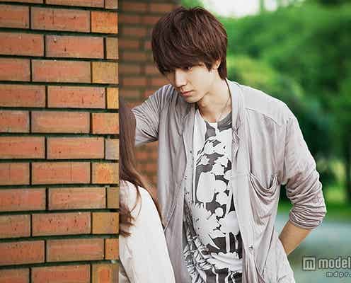 鮎川太陽、“壁ドン”に上半身裸のワイルドショット…“疑似恋愛”を体験