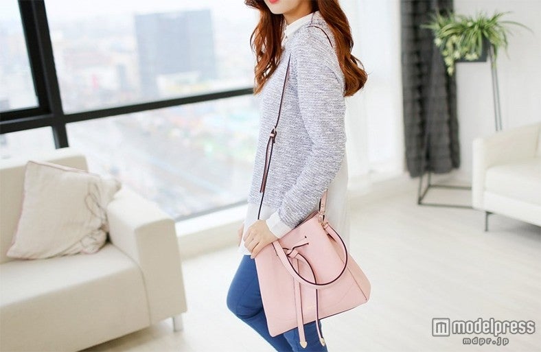 デートにピッタリのパステル＆リボンの巾着バッグ／画像提供：「ogage japan」8,980円（税込）