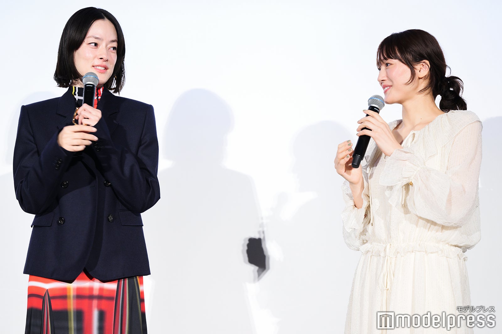 市川実日子、綾瀬はるか（C）モデルプレス