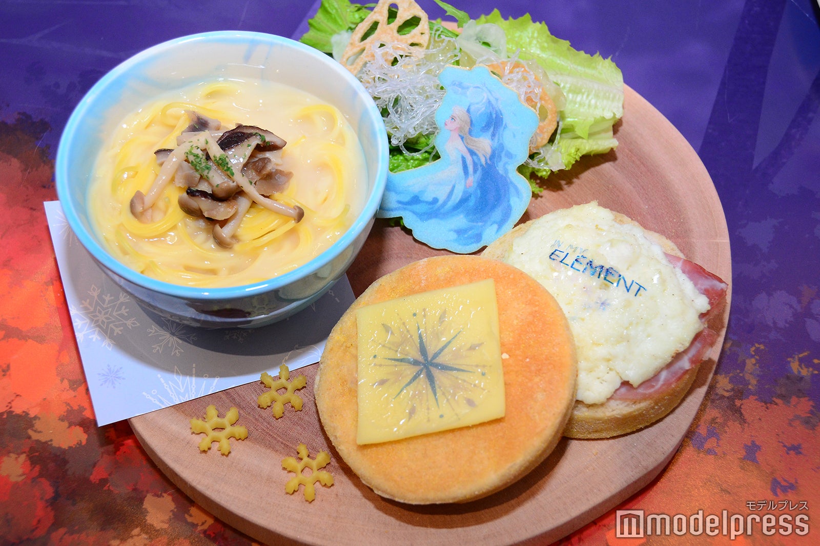 ＜エルサ＞マフィンサンドとスープパスタのマジカルプレート～不思議な歌声に誘われて～　2,390円／スープボウル 付　3,990円（C）モデルプレス