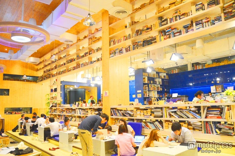 リラックス気分の、コンセプチュアルな図書館カフェ