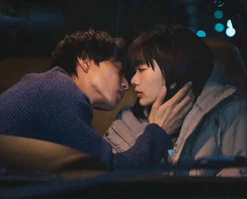 佐藤大樹&見上愛、車でキス寸前 ベッドで見つめ合うシーンも「liar」場面写真解禁