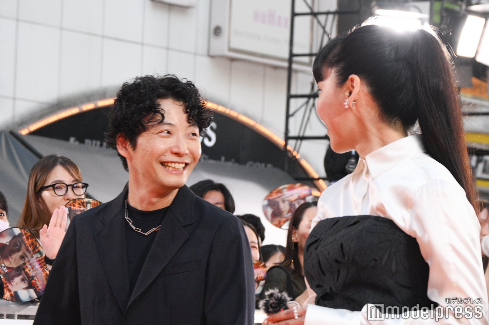 オレンジカーペットを笑顔で歩く星野源、麻生久美子（C）モデルプレス