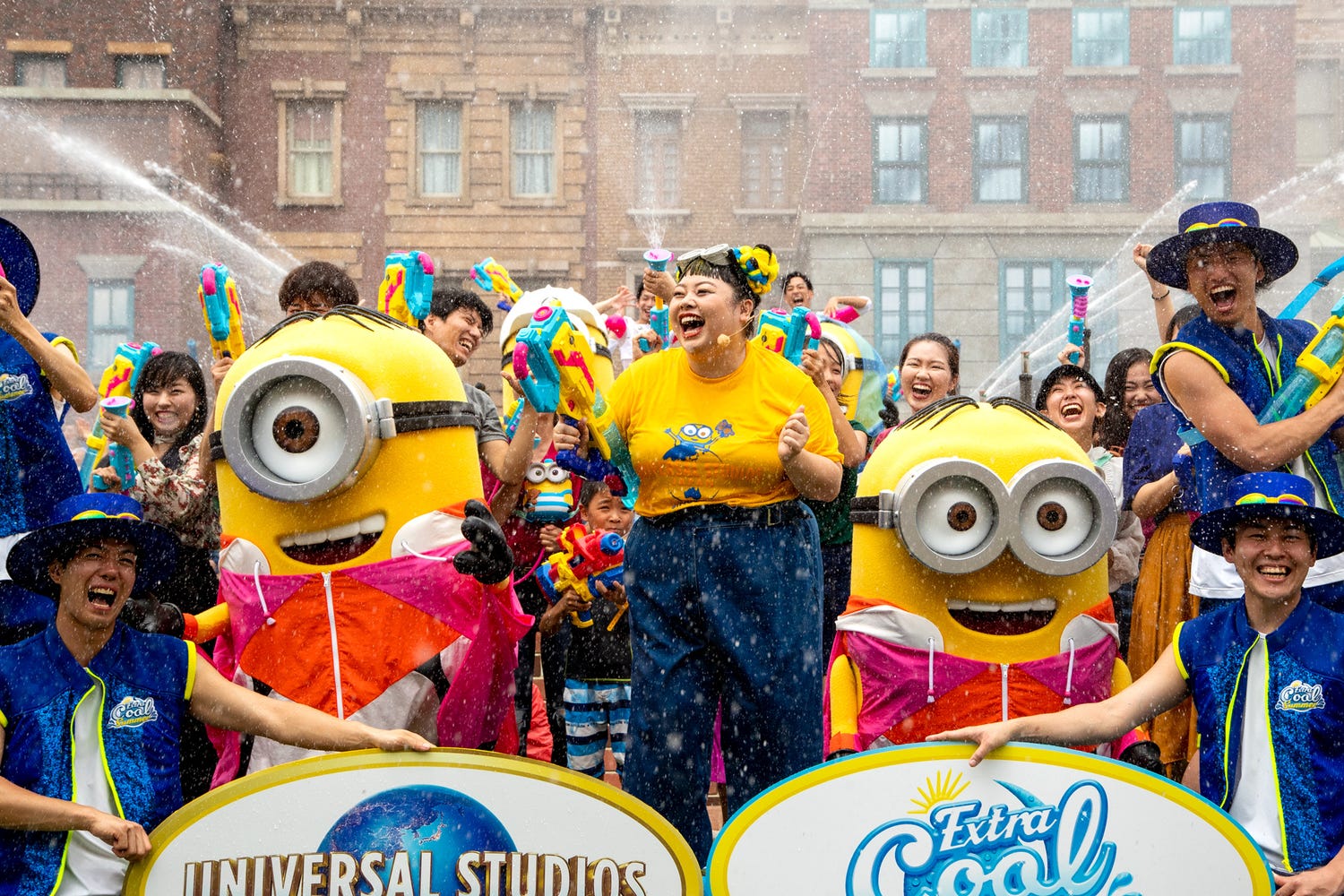 渡辺直美、USJにミニオンとサプライズ登場 全身ビショ濡れに