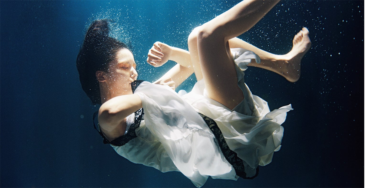 藤井萩花 ファーストソロ写真集 『萩花 Fujii Shuuka』より（画像提供：光文社）