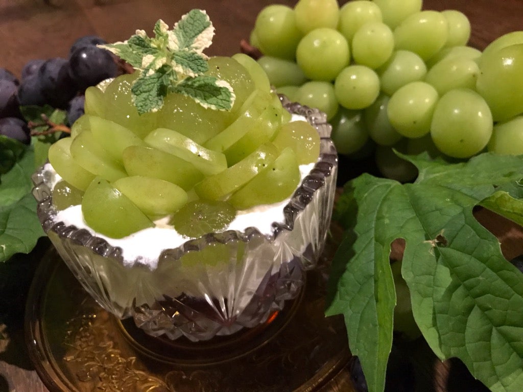 秘密基地植物園とカフェバーの「シャインマスカットとピオーネのパフェ」（提供元：秘密基地植物園とカフェバー）