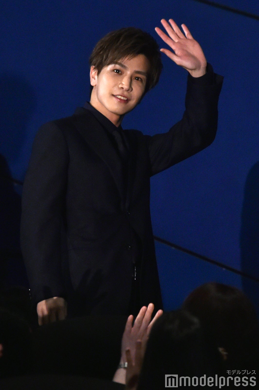 会場の観客に名残惜しそうに手を振る岩田剛典 （C）モデルプレス