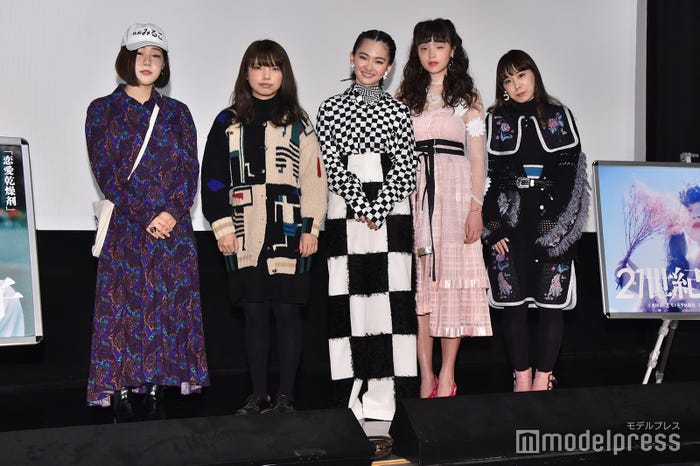 左より:山戸結希監督、枝優花監督、山田杏奈、モトーラ世理奈、東佳苗監督 (C)モデルプレス