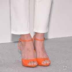 小嶋陽菜ファッション／ホワイトパンツに映えるオレンジパンプス （C）モデルプレス