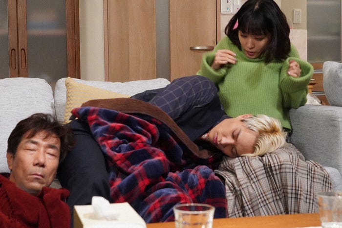 岸谷五朗、鈴木伸之、奈緒 「恋です!~ヤンキー君と白杖ガール~」第7話より(C)日本テレビ